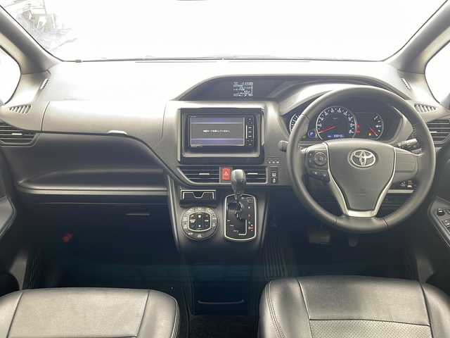 トヨタ ヴォクシー ZS 沖縄県 2017(平29)年 7万km ブラック 社外ナビ　【CN-RE03WD】/　(ＴＶ　Ｂｌｕｅｔｏｏｔｈ　CD/DVD)　/バックカメラ/両側パワースライドドア　/プッシュスタート　/スマートキー　/トヨタセーフティセンス　/アイドリングストップ　/レーンキープアシスト　/オートエアコン　/ＥＴＣ