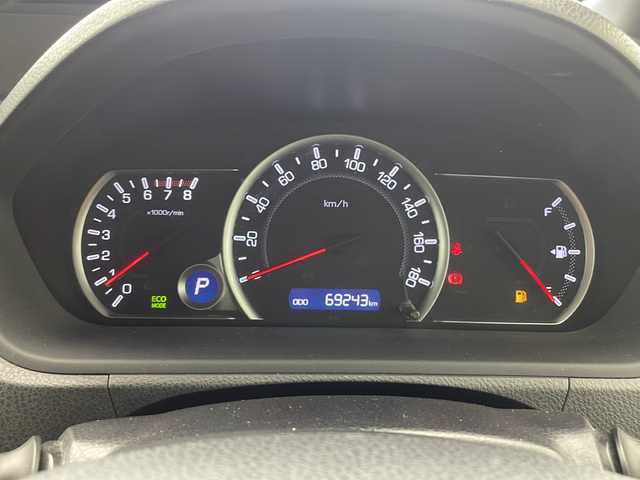 トヨタ ヴォクシー ZS 沖縄県 2017(平29)年 7万km ブラック 社外ナビ　【CN-RE03WD】/　(ＴＶ　Ｂｌｕｅｔｏｏｔｈ　CD/DVD)　/バックカメラ/両側パワースライドドア　/プッシュスタート　/スマートキー　/トヨタセーフティセンス　/アイドリングストップ　/レーンキープアシスト　/オートエアコン　/ＥＴＣ