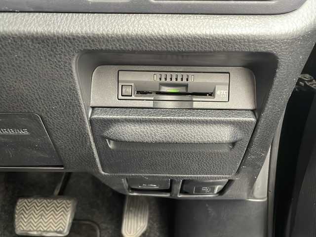 トヨタ ヴォクシー ZS 沖縄県 2017(平29)年 7万km ブラック 社外ナビ　【CN-RE03WD】/　(ＴＶ　Ｂｌｕｅｔｏｏｔｈ　CD/DVD)　/バックカメラ/両側パワースライドドア　/プッシュスタート　/スマートキー　/トヨタセーフティセンス　/アイドリングストップ　/レーンキープアシスト　/オートエアコン　/ＥＴＣ