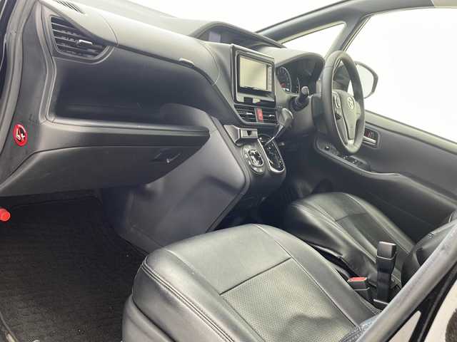トヨタ ヴォクシー ZS 沖縄県 2017(平29)年 7万km ブラック 社外ナビ　【CN-RE03WD】/　(ＴＶ　Ｂｌｕｅｔｏｏｔｈ　CD/DVD)　/バックカメラ/両側パワースライドドア　/プッシュスタート　/スマートキー　/トヨタセーフティセンス　/アイドリングストップ　/レーンキープアシスト　/オートエアコン　/ＥＴＣ