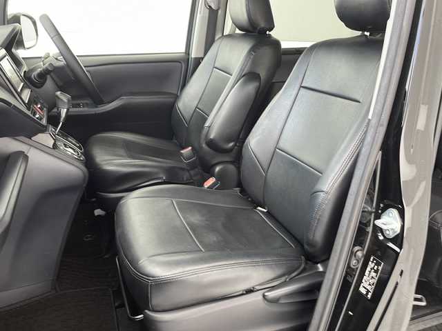 トヨタ ヴォクシー ZS 沖縄県 2017(平29)年 7万km ブラック 社外ナビ　【CN-RE03WD】/　(ＴＶ　Ｂｌｕｅｔｏｏｔｈ　CD/DVD)　/バックカメラ/両側パワースライドドア　/プッシュスタート　/スマートキー　/トヨタセーフティセンス　/アイドリングストップ　/レーンキープアシスト　/オートエアコン　/ＥＴＣ
