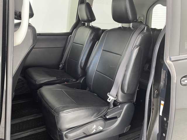 トヨタ ヴォクシー ZS 沖縄県 2017(平29)年 7万km ブラック 社外ナビ　【CN-RE03WD】/　(ＴＶ　Ｂｌｕｅｔｏｏｔｈ　CD/DVD)　/バックカメラ/両側パワースライドドア　/プッシュスタート　/スマートキー　/トヨタセーフティセンス　/アイドリングストップ　/レーンキープアシスト　/オートエアコン　/ＥＴＣ