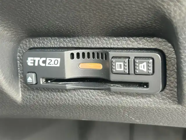 ホンダ ヴェゼル ハイブリッド e:HEV Z 大阪府 2022(令4)年 2.3万km プレミアムサンライトホワイトパール 純正9インチコネクトディスプレイ/バックカメラ/レーダークルーズコントロール/衝突被害軽減システム/レーンキープアシスト/横滑り防止装置/コーナーセンサー/ブラインドスポットモニター/パーキングセンサー/ダウンヒルアシストコントロール/ワイヤレス充電器/ステアリングヒーター/純正LEDライト/純正フロアマット/純正AW（18inch)/ビルトインETC2.0/ドライブレコーダー/フロントフォグランプ/取扱説明書/保証書