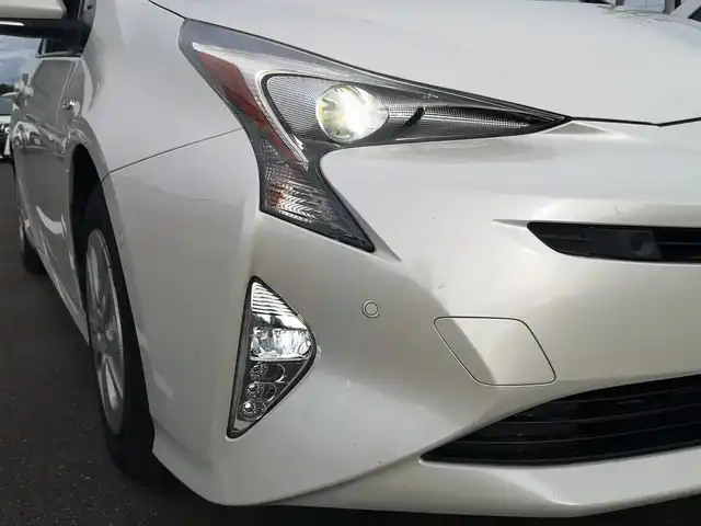 トヨタ プリウス Sセーフティプラス 茨城県 2017(平29)年 11.5万km ホワイトパールクリスタルシャイン 純正ナビ/【ラジオ・CD・TV・SD・BT・AUX】/パーキングアシスト/HUD/ETC/Bカメラ/レーダークルコン/前後コーナーセンサー/エンジンスターター/ステリモ/オートライト/Fフォグ/オートハイビーム/横滑り防止装置/レーンキープアシスト/衝突被害軽減システム/純正フロアマット/純正ホイールカバー