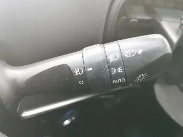 トヨタ プリウス Sセーフティプラス 茨城県 2017(平29)年 11.5万km ホワイトパールクリスタルシャイン 純正ナビ/【ラジオ・CD・TV・SD・BT・AUX】/パーキングアシスト/HUD/ETC/Bカメラ/レーダークルコン/前後コーナーセンサー/エンジンスターター/ステリモ/オートライト/Fフォグ/オートハイビーム/横滑り防止装置/レーンキープアシスト/衝突被害軽減システム/純正フロアマット/純正ホイールカバー