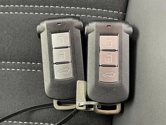 三菱 デリカＤ：５ シャモニー 道央・札幌 2024(令6)年 0.2万km グラファイトグレーメタリック/ブラックマイカ ・4WD/ワンオーナー/・ e-Assist/・衝突被害軽減ブレーキシステム（FCM）/・車線逸脱警報システム（LDW）/・レーダークルーズコントロールシステム（ACC）/・オートマチックハイビーム（AHB）/・誤発進抑制機能（前進時）/・後側方車両検知警報システム（LCA/BSW）/(レーンチェンジアシスト機能付）/・後退時交差車両検知警報システム（RCTA）/・電動サイドステップ/・バックカメラ/ルームミラーモニター/・エレクトリックテールゲート/・両側パワースライドドア/・ハーフレザーシート/・D席パワーシート/シートヒーター/・ステアリングスイッチ/ヒーター/・LEDヘッドライト/オートライト/・パドルシフト/100V電源/・プッシュスタート/アイドリングストップ/・スマートキー/スペアキー/・保証書/取扱説明書