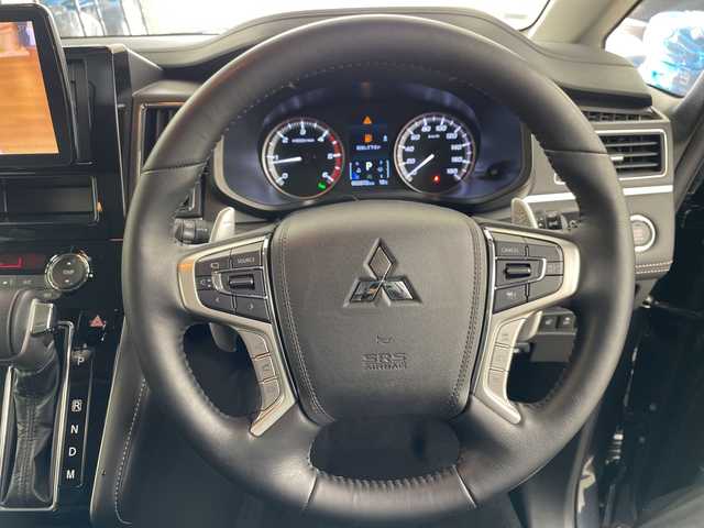 三菱 デリカＤ：５ シャモニー 道央・札幌 2024(令6)年 0.2万km グラファイトグレーメタリック/ブラックマイカ ・4WD/ワンオーナー/・ e-Assist/・衝突被害軽減ブレーキシステム（FCM）/・車線逸脱警報システム（LDW）/・レーダークルーズコントロールシステム（ACC）/・オートマチックハイビーム（AHB）/・誤発進抑制機能（前進時）/・後側方車両検知警報システム（LCA/BSW）/(レーンチェンジアシスト機能付）/・後退時交差車両検知警報システム（RCTA）/・電動サイドステップ/・バックカメラ/ルームミラーモニター/・エレクトリックテールゲート/・両側パワースライドドア/・ハーフレザーシート/・D席パワーシート/シートヒーター/・ステアリングスイッチ/ヒーター/・LEDヘッドライト/オートライト/・パドルシフト/100V電源/・プッシュスタート/アイドリングストップ/・スマートキー/スペアキー/・保証書/取扱説明書