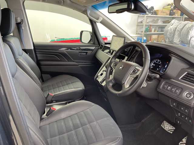 三菱 デリカＤ：５ シャモニー 道央・札幌 2024(令6)年 0.2万km グラファイトグレーメタリック/ブラックマイカ ・4WD/ワンオーナー/・ e-Assist/・衝突被害軽減ブレーキシステム（FCM）/・車線逸脱警報システム（LDW）/・レーダークルーズコントロールシステム（ACC）/・オートマチックハイビーム（AHB）/・誤発進抑制機能（前進時）/・後側方車両検知警報システム（LCA/BSW）/(レーンチェンジアシスト機能付）/・後退時交差車両検知警報システム（RCTA）/・電動サイドステップ/・バックカメラ/ルームミラーモニター/・エレクトリックテールゲート/・両側パワースライドドア/・ハーフレザーシート/・D席パワーシート/シートヒーター/・ステアリングスイッチ/ヒーター/・LEDヘッドライト/オートライト/・パドルシフト/100V電源/・プッシュスタート/アイドリングストップ/・スマートキー/スペアキー/・保証書/取扱説明書