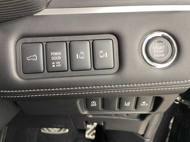 三菱 デリカＤ：５ シャモニー 道央・札幌 2024(令6)年 0.2万km グラファイトグレーメタリック/ブラックマイカ ・4WD/ワンオーナー/・ e-Assist/・衝突被害軽減ブレーキシステム（FCM）/・車線逸脱警報システム（LDW）/・レーダークルーズコントロールシステム（ACC）/・オートマチックハイビーム（AHB）/・誤発進抑制機能（前進時）/・後側方車両検知警報システム（LCA/BSW）/(レーンチェンジアシスト機能付）/・後退時交差車両検知警報システム（RCTA）/・電動サイドステップ/・バックカメラ/ルームミラーモニター/・エレクトリックテールゲート/・両側パワースライドドア/・ハーフレザーシート/・D席パワーシート/シートヒーター/・ステアリングスイッチ/ヒーター/・LEDヘッドライト/オートライト/・パドルシフト/100V電源/・プッシュスタート/アイドリングストップ/・スマートキー/スペアキー/・保証書/取扱説明書