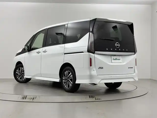 日産 セレナ e－パワー ハイウェイスター V 埼玉県 2025(令7)年 0.1万km未満 プリズムホワイト ヘッドランプ オートレベライザー/アダプティブLEDヘッドライトシステム/インテリジェントアラウンドビューモニター（移動物 検知機能付）/インテリジェントルームミラー/インテリジェントエマージェンシーブレーキ/アドバンスドドライブアシストディスプレイ（12.3インチカラーディスプレイ）+統合型インターフェースディスプレイ+ワイヤレス充電器+6スピーカー+NissanConnectナビゲーションシステム（地デジ内蔵）+車載通信ユニット（TCU［Telematics Control Unit］）/ビルトインETC2.0/前後ドライブレコーダー/プロパイロット/ドライブモードセレクター/両側パワースライドドア/ハンズフリーセンサー/デュアルバックドア/衝突回避ステアリングアシスト/踏み間違い衝突防止アシスト
