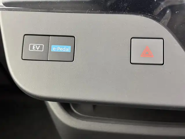 日産 セレナ e－パワー ハイウェイスター V 埼玉県 2025(令7)年 0.1万km未満 プリズムホワイト ヘッドランプ オートレベライザー/アダプティブLEDヘッドライトシステム/インテリジェントアラウンドビューモニター（移動物 検知機能付）/インテリジェントルームミラー/インテリジェントエマージェンシーブレーキ/アドバンスドドライブアシストディスプレイ（12.3インチカラーディスプレイ）+統合型インターフェースディスプレイ+ワイヤレス充電器+6スピーカー+NissanConnectナビゲーションシステム（地デジ内蔵）+車載通信ユニット（TCU［Telematics Control Unit］）/ビルトインETC2.0/前後ドライブレコーダー/プロパイロット/ドライブモードセレクター/両側パワースライドドア/ハンズフリーセンサー/デュアルバックドア/衝突回避ステアリングアシスト/踏み間違い衝突防止アシスト
