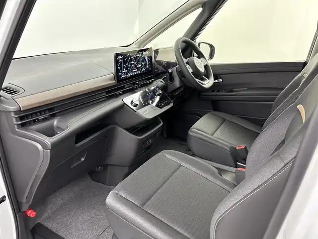 日産 セレナ e－パワー ハイウェイスター V 埼玉県 2025(令7)年 0.1万km未満 プリズムホワイト ヘッドランプ オートレベライザー/アダプティブLEDヘッドライトシステム/インテリジェントアラウンドビューモニター（移動物 検知機能付）/インテリジェントルームミラー/インテリジェントエマージェンシーブレーキ/アドバンスドドライブアシストディスプレイ（12.3インチカラーディスプレイ）+統合型インターフェースディスプレイ+ワイヤレス充電器+6スピーカー+NissanConnectナビゲーションシステム（地デジ内蔵）+車載通信ユニット（TCU［Telematics Control Unit］）/ビルトインETC2.0/前後ドライブレコーダー/プロパイロット/ドライブモードセレクター/両側パワースライドドア/ハンズフリーセンサー/デュアルバックドア/衝突回避ステアリングアシスト/踏み間違い衝突防止アシスト
