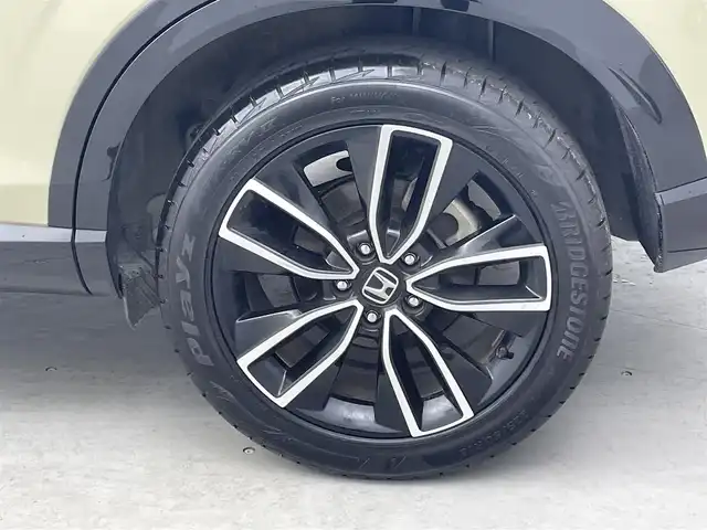 ホンダ ヴェゼル ハイブリッド e:HEV PLaY 福井県 2021(令3)年 4.9万km サンドカーキパール 純正9インチワイドナビゲーション/Honda SENSING/・衝突軽減ブレーキ/・先行者発進お知らせ機能/・レーンキープアシスト/・標識認識機能/・アダプティブクルーズコントロール/ブラインドスポットインフォメーション/後退出庫サポート/ETC2.0車載器/置くだけ充電/ヒーテッドドアミラー/熱線入りフロントウインドウ/運転席助手席シートヒーター/ハンズフリーアクセスパワーテールゲート/LEDシーケンシャルターンシグナルランプ/マルチビューカメラシステム＋プレミアムオーディオ/パノラマルーフ/コンビシート(PLaY専用)/18インチアルミホイール/保証書