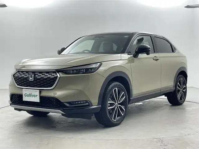 ホンダ ヴェゼル ハイブリッド e:HEV PLaY 福井県 2021(令3)年 4.9万km サンドカーキパール 純正9インチワイドナビゲーション/Honda SENSING/・衝突軽減ブレーキ/・先行者発進お知らせ機能/・レーンキープアシスト/・標識認識機能/・アダプティブクルーズコントロール/ブラインドスポットインフォメーション/後退出庫サポート/ETC2.0車載器/置くだけ充電/ヒーテッドドアミラー/熱線入りフロントウインドウ/運転席助手席シートヒーター/ハンズフリーアクセスパワーテールゲート/LEDシーケンシャルターンシグナルランプ/マルチビューカメラシステム＋プレミアムオーディオ/パノラマルーフ/コンビシート(PLaY専用)/18インチアルミホイール/保証書