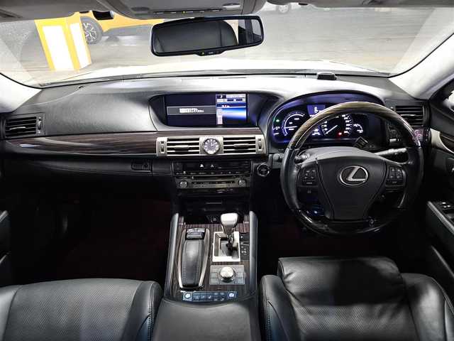 レクサス ＬＳ 600hL 京都府 2015(平27)年 7万km ブラック 〇純正ナビ/〇マークレビンソン/〇フルセグTV/〇バックカメラ/〇ETC/〇ドライブレコーダー/〇4WD/〇レーダークルーズコントロール/〇ブラインドスポットモニター/〇プリクラッシュ/〇イージークローザー/〇LEDヘッドランプ/〇純正18インチアルミ/〇革/木製コンビステアリング/〇革シート/〇シートヒーター/エアシート（運転席/助手席/後席）/〇パワーシート/〇コントロールスイッチ付きアームレスト/〇電動サンシェード/〇スマートエントリー/〇禁煙車