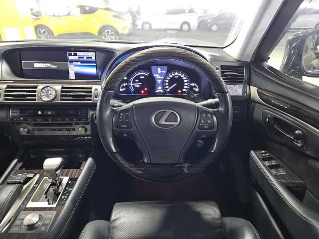レクサス ＬＳ 600hL 京都府 2015(平27)年 7万km ブラック 〇純正ナビ/〇マークレビンソン/〇フルセグTV/〇バックカメラ/〇ETC/〇ドライブレコーダー/〇4WD/〇レーダークルーズコントロール/〇ブラインドスポットモニター/〇プリクラッシュ/〇イージークローザー/〇LEDヘッドランプ/〇純正18インチアルミ/〇革/木製コンビステアリング/〇革シート/〇シートヒーター/エアシート（運転席/助手席/後席）/〇パワーシート/〇コントロールスイッチ付きアームレスト/〇電動サンシェード/〇スマートエントリー/〇禁煙車