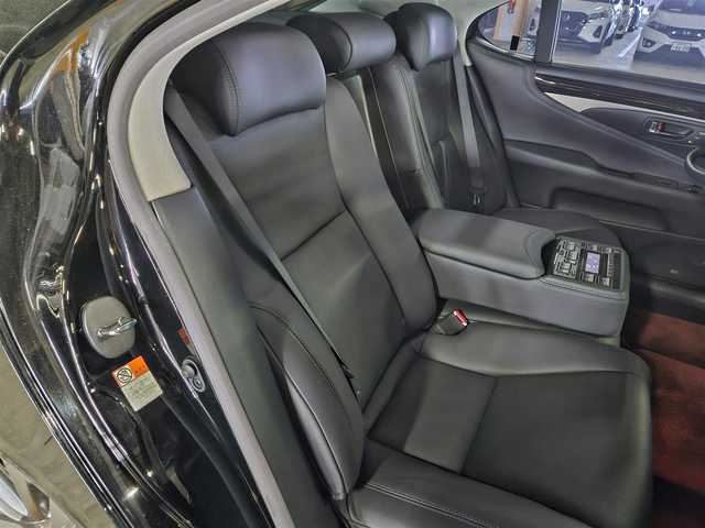 レクサス ＬＳ 600hL 京都府 2015(平27)年 7万km ブラック 〇純正ナビ/〇マークレビンソン/〇フルセグTV/〇バックカメラ/〇ETC/〇ドライブレコーダー/〇4WD/〇レーダークルーズコントロール/〇ブラインドスポットモニター/〇プリクラッシュ/〇イージークローザー/〇LEDヘッドランプ/〇純正18インチアルミ/〇革/木製コンビステアリング/〇革シート/〇シートヒーター/エアシート（運転席/助手席/後席）/〇パワーシート/〇コントロールスイッチ付きアームレスト/〇電動サンシェード/〇スマートエントリー/〇禁煙車