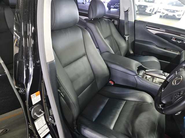 レクサス ＬＳ 600hL 京都府 2015(平27)年 7万km ブラック 〇純正ナビ/〇マークレビンソン/〇フルセグTV/〇バックカメラ/〇ETC/〇ドライブレコーダー/〇4WD/〇レーダークルーズコントロール/〇ブラインドスポットモニター/〇プリクラッシュ/〇イージークローザー/〇LEDヘッドランプ/〇純正18インチアルミ/〇革/木製コンビステアリング/〇革シート/〇シートヒーター/エアシート（運転席/助手席/後席）/〇パワーシート/〇コントロールスイッチ付きアームレスト/〇電動サンシェード/〇スマートエントリー/〇禁煙車