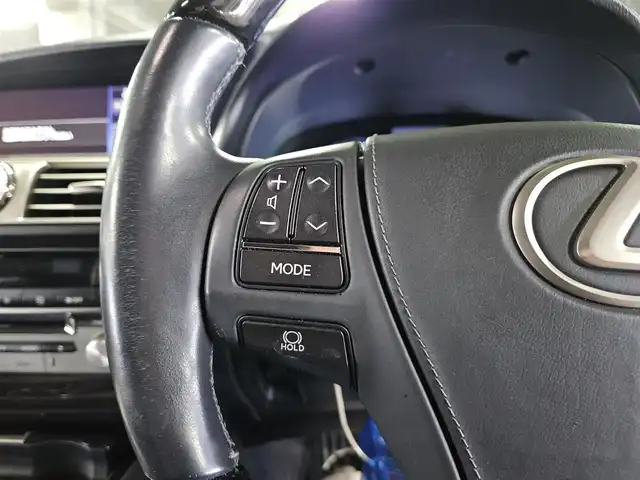 レクサス ＬＳ 600hL 京都府 2015(平27)年 7万km ブラック 〇純正ナビ/〇マークレビンソン/〇フルセグTV/〇バックカメラ/〇ETC/〇ドライブレコーダー/〇4WD/〇レーダークルーズコントロール/〇ブラインドスポットモニター/〇プリクラッシュ/〇イージークローザー/〇LEDヘッドランプ/〇純正18インチアルミ/〇革/木製コンビステアリング/〇革シート/〇シートヒーター/エアシート（運転席/助手席/後席）/〇パワーシート/〇コントロールスイッチ付きアームレスト/〇電動サンシェード/〇スマートエントリー/〇禁煙車