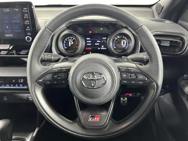 トヨタ ヤリスクロス GRスポーツ 佐賀県 2023(令5)年 1.9万km ブラックマイカ/プラチナホワイトパールマイカ 純正8インチディスプレイオーディオ/【Bluetooth.Mirrorcast】/全方位バックカメラ/衝突被害軽減システム/レーダークルーズコントロール/ブラインドスポットモニター/クリアランスソナー/レーンアシスト/オートマチックハイビーム/オートライト/オートブレーキホールド/ビルトインETC/LEDヘッドライト/フォグライト/ハーフレザーシート/純正フロアマット/純正18インチアルミホイール/GRブレーキキャリパー