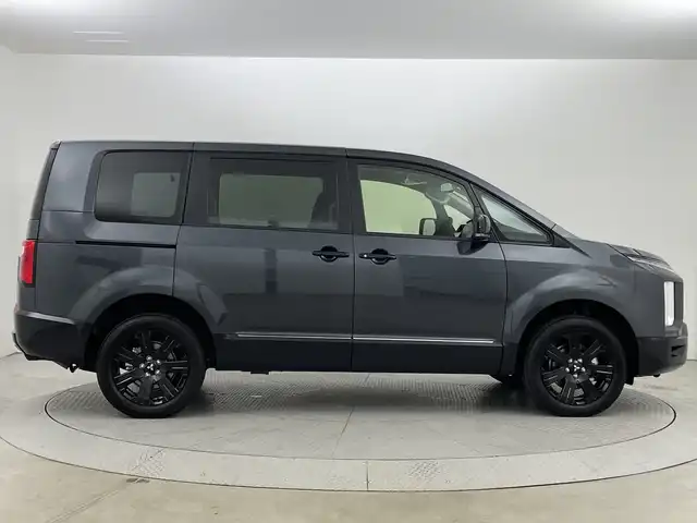三菱 デリカＤ：５ ブラックエディション 新潟県 2025(令7)年 0.1万km未満 グレーⅡ ４WD/e-Assist/登録未使用車/禁煙車/アルパインD:5専用11インチメモリナビ/　　CD/DVD/AM/FM/フルセグ/BT/USB/HDMI/　　applecarplay/androidauto/アラウンドビューモニター/両側パワースライドドア/パワーバックドア/レーダークルーズコントロール/LEDオートライト/オートマチックハイビーム/運転席パワーシート/前席シートヒーター/レザーシート/純正18インチアルミホイール付/アイドリングストップ/ステアリングスイッチ/ステアリングヒーター/パドルシフト/電動パーキングブレーキ/オートブレーキホールド/AC100V充電/スペアキー/スマートキー