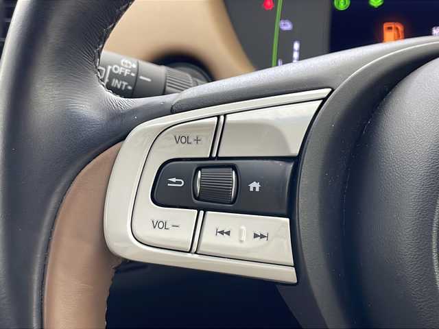 ホンダ フィット e:HEVリュクス 宮城県 2020(令2)年 2.7万km プレミアムサンライトホワイトパール 純正ディーラーオプションナビ/フルセグTV/前後ドライブレコーダー/前席シートヒーター/レーダークルーズコントロール/ETC/置くだけ充電/レザーシート/前後コーナーセンサー/LEDヘッドライト/オートライト/スマートキー/純正16インチAW