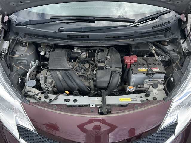 日産 ノート X 沖縄県 2016(平28)年 1.2万km フランボワーズレッド 禁煙車　/純正ナビ　フルセグＴＶ　ＤＶＤ再生可　Ｂｌｕｅｔｏｏｔｈ/バックカメラ　/前方ドライブレコーダー　/オートライト　/ステアリングスイッチ　/ウインカードアミラー　　/エマージェンシーブレーキ　/スマートキー