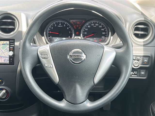 日産 ノート X 沖縄県 2016(平28)年 1.2万km フランボワーズレッド 禁煙車　/純正ナビ　フルセグＴＶ　ＤＶＤ再生可　Ｂｌｕｅｔｏｏｔｈ/バックカメラ　/前方ドライブレコーダー　/オートライト　/ステアリングスイッチ　/ウインカードアミラー　　/エマージェンシーブレーキ　/スマートキー