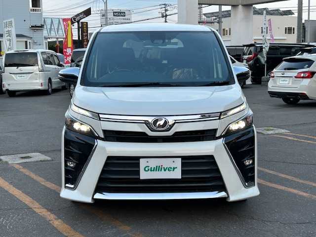 トヨタ ヴォクシー ZS 煌 道東・釧路十勝 2018(平30)年 6.5万km ホワイトパールクリスタルシャイン ４WD/純正10インチSDナビ/(NSZN-Z66T)/CD/DVD/BT/MSV/フルセグTV/バックカメラ/クルーズコントロール/純正ドライブレコーダー/両側パワースライドドア/LEDヘッドライト/オートライト/オートマチックハイビーム/ETC/衝突軽減ブレーキ/デアイサー /純正エンジンスターター