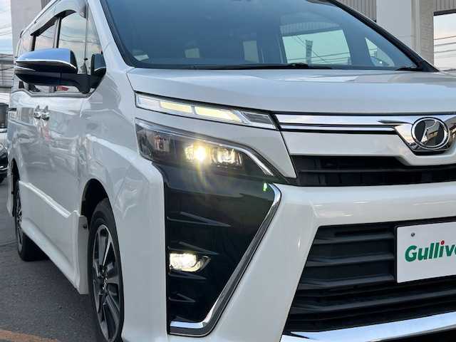 トヨタ ヴォクシー ZS 煌 道東・釧路十勝 2018(平30)年 6.5万km ホワイトパールクリスタルシャイン ４WD/純正10インチSDナビ/(NSZN-Z66T)/CD/DVD/BT/MSV/フルセグTV/バックカメラ/クルーズコントロール/純正ドライブレコーダー/両側パワースライドドア/LEDヘッドライト/オートライト/オートマチックハイビーム/ETC/衝突軽減ブレーキ/デアイサー /純正エンジンスターター