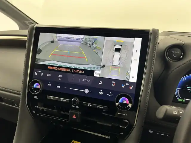 トヨタ アルファードハイブリット エグゼクティブ ラウンジ 愛知県 2023(令5)年 4.4万km ブラック トヨタセーフティー/　・プリクラッシュセーフティ/　・緊急時操舵支援/　・フロントクロストラフィックアラート/　・レーンチェンジアシスト/　・レーンディパーチャー/　・レーダークルーズコントロール/　・アダプティブハイビームシステム/　・ロードサインアシスト/　・ドライバー異常時対応システム/　・プロアクティブドライビングアシスト/　・発信遅れ告知機能/トヨタチームメイト/JBLサウンド/左右独立作動ムーンルーフ/デジタルインナーミラー/置くだけ充電/純正14インチディスプレイオーディオ/　（Bluetooth/フルセグTV/HDMI/Apple CarPlay）/ヘッドアップディスプレイ/全方位カメラ/後席14インチフリップダウン/ブラインドスポットモニター/全席パワーシート/合皮シート/全席シートヒーター・シートクーラー/後席フリップダウン専用HDMI/電動リアゲード/本革+木目ステアリング/ETC2.0