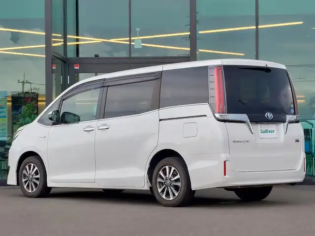 トヨタ エスクァイア ハイブリッド Gi プレミアムパッケージ 東京都 2018(平30)年 5.3万km ホワイトパールクリスタルシャイン 純正10インチナビ/・Bluetoothオーディオ/・フルセグTV/・DVD/CD/バックカメラ/ETC/ドライブレコーダー/両側パワースライドドア/ハーフレザーシート/シートヒーター/ステアリングヒーター/コーナーセンサー/プリクラッシュセーフティ/レーンディパーチャーアラート/オートハイビーム