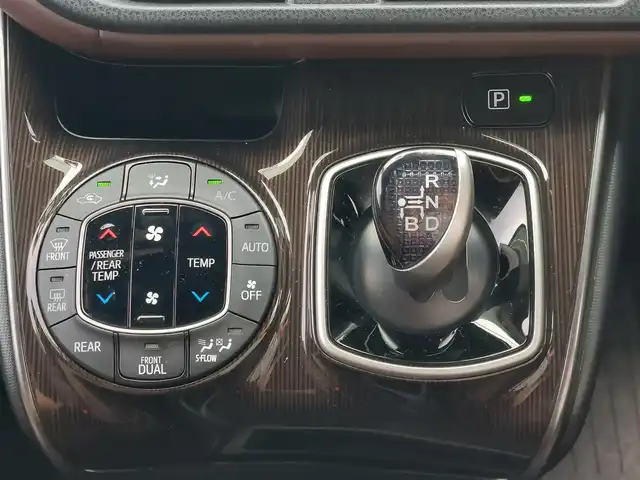 トヨタ エスクァイア ハイブリッド Gi プレミアムパッケージ 東京都 2018(平30)年 5.3万km ホワイトパールクリスタルシャイン 純正10インチナビ/・Bluetoothオーディオ/・フルセグTV/・DVD/CD/バックカメラ/ETC/ドライブレコーダー/両側パワースライドドア/ハーフレザーシート/シートヒーター/ステアリングヒーター/コーナーセンサー/プリクラッシュセーフティ/レーンディパーチャーアラート/オートハイビーム