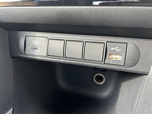 トヨタ ヤリスクロス GRスポーツ 茨城県 2023(令5)年 1万km プラチナホワイトパールマイカ 純正ナビ（Bluetooth接続・AM・FM・USB・Miracast）/全方位カメラ・バックカメラ・フロントカメラ/ETC/純正フロアマット/前後ドライブレコーダー/専用スポーティシート（ハーフレザー）/純正18インチアルミホイール/社外スタッドレスタイヤ4本付/スマートキー/レーンキープアシスト/横滑り防止装置/盗難防止装置/オートマチックハイビーム/衝突被害軽減システム