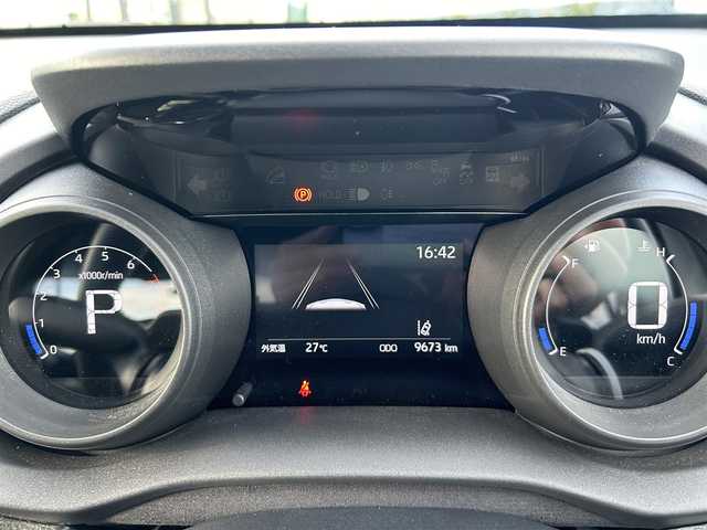 トヨタ ヤリスクロス GRスポーツ 茨城県 2023(令5)年 1万km プラチナホワイトパールマイカ 純正ナビ（Bluetooth接続・AM・FM・USB・Miracast）/全方位カメラ・バックカメラ・フロントカメラ/ETC/純正フロアマット/前後ドライブレコーダー/専用スポーティシート（ハーフレザー）/純正18インチアルミホイール/社外スタッドレスタイヤ4本付/スマートキー/レーンキープアシスト/横滑り防止装置/盗難防止装置/オートマチックハイビーム/衝突被害軽減システム