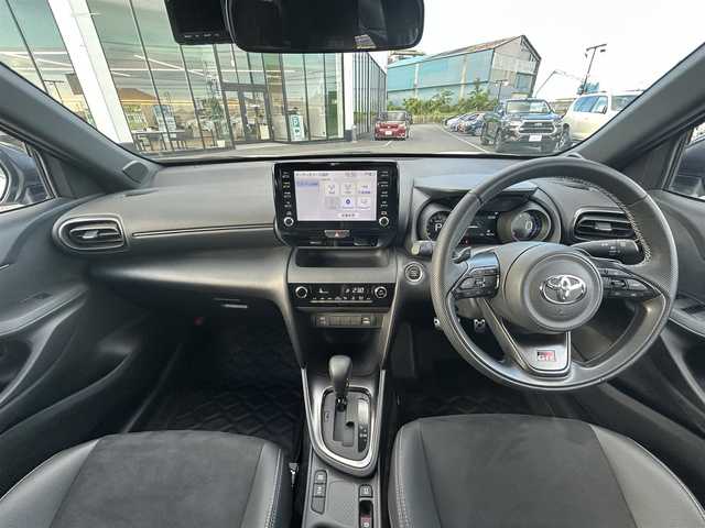 トヨタ ヤリスクロス GRスポーツ 茨城県 2023(令5)年 1万km プラチナホワイトパールマイカ 純正ナビ（Bluetooth接続・AM・FM・USB・Miracast）/全方位カメラ・バックカメラ・フロントカメラ/ETC/純正フロアマット/前後ドライブレコーダー/専用スポーティシート（ハーフレザー）/純正18インチアルミホイール/社外スタッドレスタイヤ4本付/スマートキー/レーンキープアシスト/横滑り防止装置/盗難防止装置/オートマチックハイビーム/衝突被害軽減システム