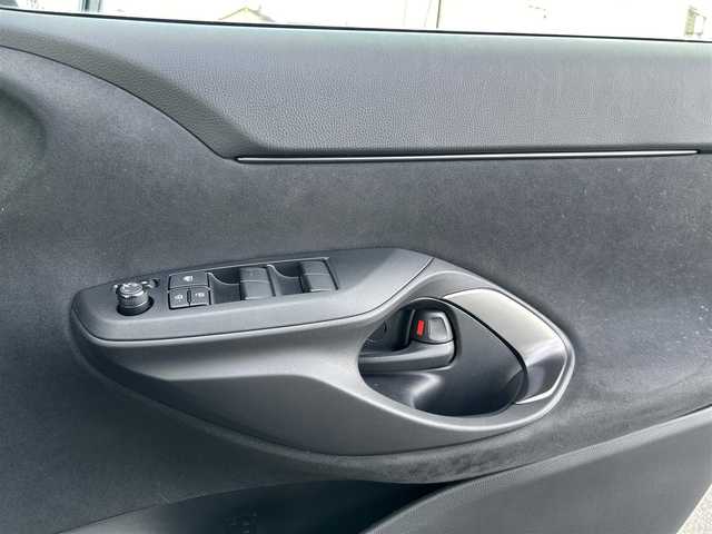トヨタ ヤリスクロス GRスポーツ 茨城県 2023(令5)年 1万km プラチナホワイトパールマイカ 純正ナビ（Bluetooth接続・AM・FM・USB・Miracast）/全方位カメラ・バックカメラ・フロントカメラ/ETC/純正フロアマット/前後ドライブレコーダー/専用スポーティシート（ハーフレザー）/純正18インチアルミホイール/社外スタッドレスタイヤ4本付/スマートキー/レーンキープアシスト/横滑り防止装置/盗難防止装置/オートマチックハイビーム/衝突被害軽減システム