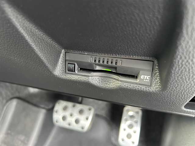 トヨタ ヤリスクロス GRスポーツ 茨城県 2023(令5)年 1万km プラチナホワイトパールマイカ 純正ナビ（Bluetooth接続・AM・FM・USB・Miracast）/全方位カメラ・バックカメラ・フロントカメラ/ETC/純正フロアマット/前後ドライブレコーダー/専用スポーティシート（ハーフレザー）/純正18インチアルミホイール/社外スタッドレスタイヤ4本付/スマートキー/レーンキープアシスト/横滑り防止装置/盗難防止装置/オートマチックハイビーム/衝突被害軽減システム