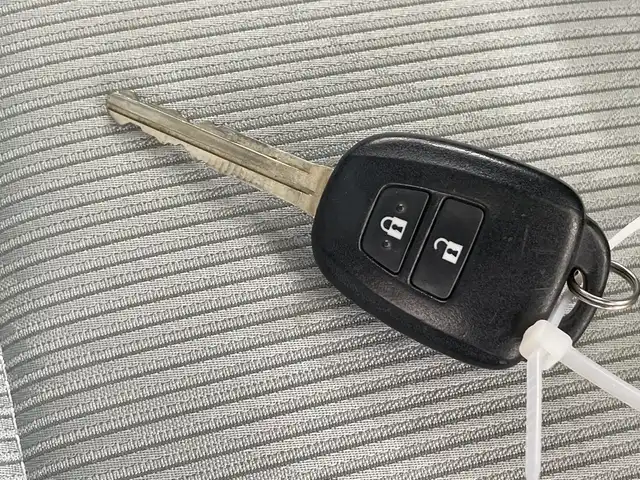 トヨタ アクア S 栃木県 2012(平24)年 5.6万km イエロー ワンオーナー/純正ナビ(NSCN-W68)/(ワンセグTV・CD)/前後ドライブレコーダー/ドアバイザー/ライトレベライザー/ETC/スマートキー/オートエアコン/純正フロアマット/ハロゲンヘッドライト/保証書