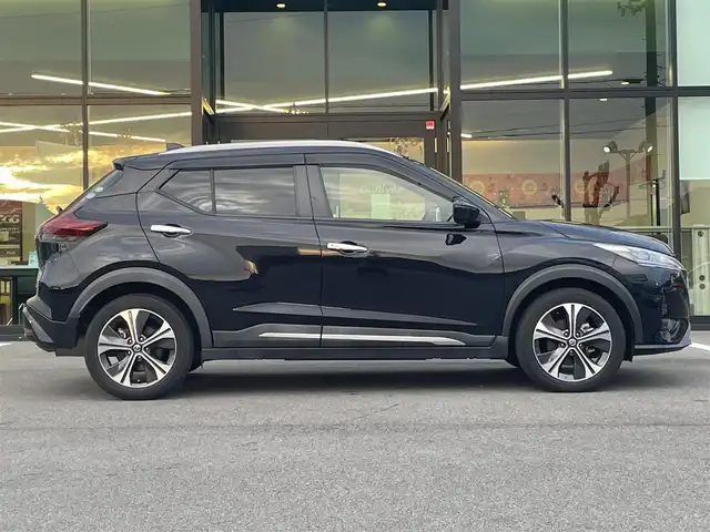 日産 キックス X 愛媛県 2020(令2)年 3万km ピュアブラック 純正7型ナビ/全周囲カメラ/プロパイロット/アダプティブクルーズコントロール/インテリジェントルームミラー/クリアランスソナー/ルーフレール/ステアリングリモコン/電動パーキングブレーキ/電格ミラー/純正ドアバイザー/ヘッドライトレベライザー/黒半革シート/LEDヘッドライト/現状サマー(純正AW)(205/55/R17)/YOKOHAMA BluEarth E70/禁煙車