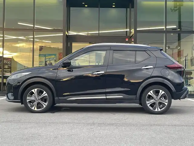 日産 キックス X 愛媛県 2020(令2)年 3万km ピュアブラック 純正7型ナビ/全周囲カメラ/プロパイロット/アダプティブクルーズコントロール/インテリジェントルームミラー/クリアランスソナー/ルーフレール/ステアリングリモコン/電動パーキングブレーキ/電格ミラー/純正ドアバイザー/ヘッドライトレベライザー/黒半革シート/LEDヘッドライト/現状サマー(純正AW)(205/55/R17)/YOKOHAMA BluEarth E70/禁煙車