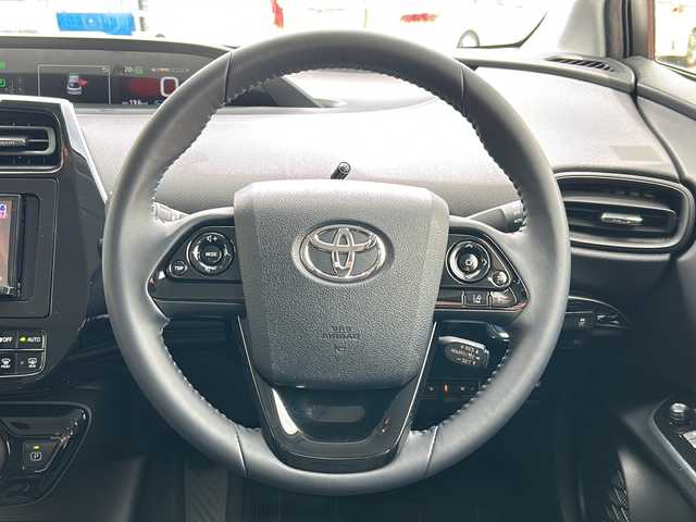 トヨタ プリウス S 大阪府 2019(令1)年 0.9万km シルバーM ケンウッド７Ｖ型メモリナビ/プリクラッシュセーフティー/パーキングサポートブレーキ/レーンディバーチャーアラート/レーダクルーズコントロール/クリアランスソナー/車両接近警報/電制シフト/純正１５ＡＷ＆ホイールキャップ/フルオートエアコン/オートハイビーム＆オートライト/ステアリングリモコン/車線逸脱警報/電動格納ドアミラー