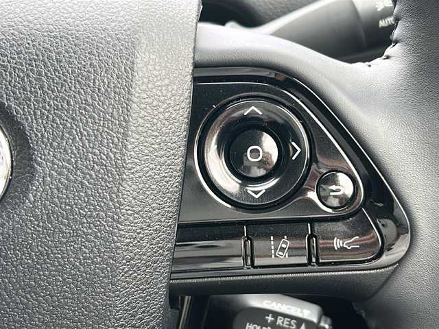 トヨタ プリウス S 大阪府 2019(令1)年 0.9万km シルバーM ケンウッド７Ｖ型メモリナビ/プリクラッシュセーフティー/パーキングサポートブレーキ/レーンディバーチャーアラート/レーダクルーズコントロール/クリアランスソナー/車両接近警報/電制シフト/純正１５ＡＷ＆ホイールキャップ/フルオートエアコン/オートハイビーム＆オートライト/ステアリングリモコン/車線逸脱警報/電動格納ドアミラー