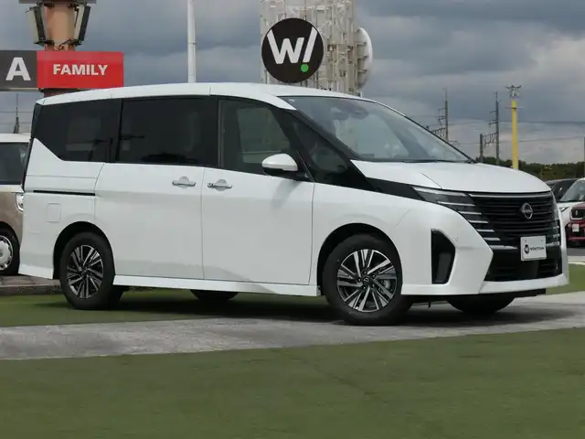 日産 セレナ e－パワー ハイウェイスター V 千葉県 2025(令7)年 0.1万km未満 プリズムホワイト e-POWER　ハイウエイスターV　ヘッドランプ オートレベライザー+アダプティブLEDヘッドライトシステム+インテリジェント アラウンドビューモニター（移動物 検知機能付）+インテリジェント ルームミラー+アドバンスドドライブアシストディスプレイ（12.3インチカラーディスプレイ）+統合型インターフェースディスプレイ+ワイヤレス充電器+6スピーカー+NissanConnectナビゲーションシステム（地デジ内蔵）+車載通信ユニット（TCU［Telematics Control Unit］）+ETC2.0ユニット（ビルトインタイプ）+ドライブレコーダー（前後セット）+プロパイロット（ナビリンク機能付）+プロパイロット緊急停止支援システム（SOSコール機能付）+SOSコール（488/400円）/エマージェンシーブレーキ/プロパイロット/インテリジェントクルーズコントロール/インテリジェントルームミラー/ハンズフリー両側パワースライドドア/ワイヤレス充電/純正コネクトナビ/地デジTV/【Bluetooth接続】/アラウンドビューモニター/革巻きステアリング/ステアリングスイッチ/LEDヘッドライト/フォグライト/ウインカーミラー/コーナーセンサー/純正16インチアルミホイル/インテリジェントキー