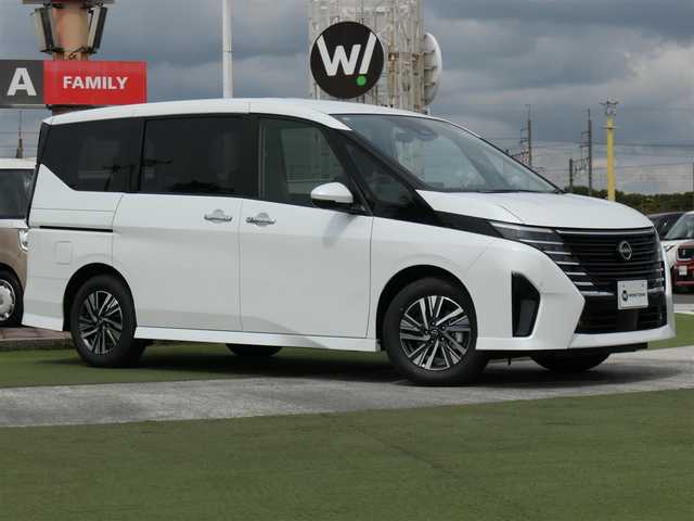 日産 セレナ e－パワー ハイウェイスター V 千葉県 2025(令7)年 0.1千km プリズムホワイト e-POWER　ハイウエイスターV　ヘッドランプ オートレベライザー+アダプティブLEDヘッドライトシステム+インテリジェント アラウンドビューモニター（移動物 検知機能付）+インテリジェント ルームミラー+アドバンスドドライブアシストディスプレイ（12.3インチカラーディスプレイ）+統合型インターフェースディスプレイ+ワイヤレス充電器+6スピーカー+NissanConnectナビゲーションシステム（地デジ内蔵）+車載通信ユニット（TCU［Telematics Control Unit］）+ETC2.0ユニット（ビルトインタイプ）+ドライブレコーダー（前後セット）+プロパイロット（ナビリンク機能付）+プロパイロット緊急停止支援システム（SOSコール機能付）+SOSコール（488/400円）/エマージェンシーブレーキ/プロパイロット/インテリジェントクルーズコントロール/インテリジェントルームミラー/ハンズフリー両側パワースライドドア/ワイヤレス充電/純正コネクトナビ/地デジTV/【Bluetooth接続】/アラウンドビューモニター/革巻きステアリング/ステアリングスイッチ/LEDヘッドライト/フォグライト/ウインカーミラー/コーナーセンサー/純正16インチアルミホイル/インテリジェントキー