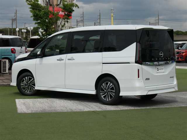 日産 セレナ e－パワー ハイウェイスター V 千葉県 2025(令7)年 0.1千km プリズムホワイト e-POWER　ハイウエイスターV　ヘッドランプ オートレベライザー+アダプティブLEDヘッドライトシステム+インテリジェント アラウンドビューモニター（移動物 検知機能付）+インテリジェント ルームミラー+アドバンスドドライブアシストディスプレイ（12.3インチカラーディスプレイ）+統合型インターフェースディスプレイ+ワイヤレス充電器+6スピーカー+NissanConnectナビゲーションシステム（地デジ内蔵）+車載通信ユニット（TCU［Telematics Control Unit］）+ETC2.0ユニット（ビルトインタイプ）+ドライブレコーダー（前後セット）+プロパイロット（ナビリンク機能付）+プロパイロット緊急停止支援システム（SOSコール機能付）+SOSコール（488/400円）/エマージェンシーブレーキ/プロパイロット/インテリジェントクルーズコントロール/インテリジェントルームミラー/ハンズフリー両側パワースライドドア/ワイヤレス充電/純正コネクトナビ/地デジTV/【Bluetooth接続】/アラウンドビューモニター/革巻きステアリング/ステアリングスイッチ/LEDヘッドライト/フォグライト/ウインカーミラー/コーナーセンサー/純正16インチアルミホイル/インテリジェントキー
