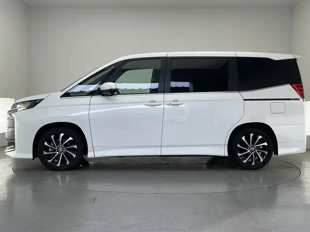 トヨタ ノア ハイブリッド S－Z 愛知県 2024(令6)年 0.6万km ホワイトパールクリスタルシャイン 純正１０．５型ディスプレイナビ　ＴＶ　ＨＤＭＩ　デジタルインナーミラー　快適利便Ｈｉｇｈ　三眼ＬＥＤライト　ＢＳＭ　降車アシスト　ドライビングサポート　セーフティセンス　衝突軽減　追従クルコン　シートヒーター　電動リアゲート　両側パワースライドドア　オットマン　ハンドルヒーター　ETC２．０　コーナーセンサー　AC100V電源　HUD　オートホールド　禁煙車