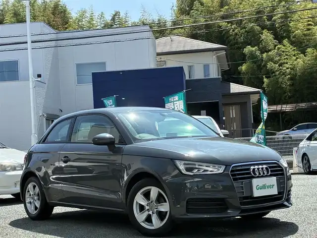 アウディ Ａ１ 1．0TFSI 熊本県 2016(平28)年 3.7万km ナノグレー/フロレットシルバーM 純正メーカーナビ/【フルセグTV/Bluetooth/CD/DVD】/コーナーセンサー/ウィンカーミラー/アイドリングストップ/オートLEDライト/純正15インチAW/ETC/革巻きステアリング/純正フロアマット/ABS/横滑り防止装置/盗難防止装置/保証書/取扱説明書/スペアキー