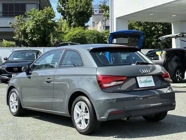 アウディ Ａ１ 1．0TFSI 熊本県 2016(平28)年 3.7万km ナノグレー/フロレットシルバーM 純正メーカーナビ/【フルセグTV/Bluetooth/CD/DVD】/コーナーセンサー/ウィンカーミラー/アイドリングストップ/オートLEDライト/純正15インチAW/ETC/革巻きステアリング/純正フロアマット/ABS/横滑り防止装置/盗難防止装置/保証書/取扱説明書/スペアキー
