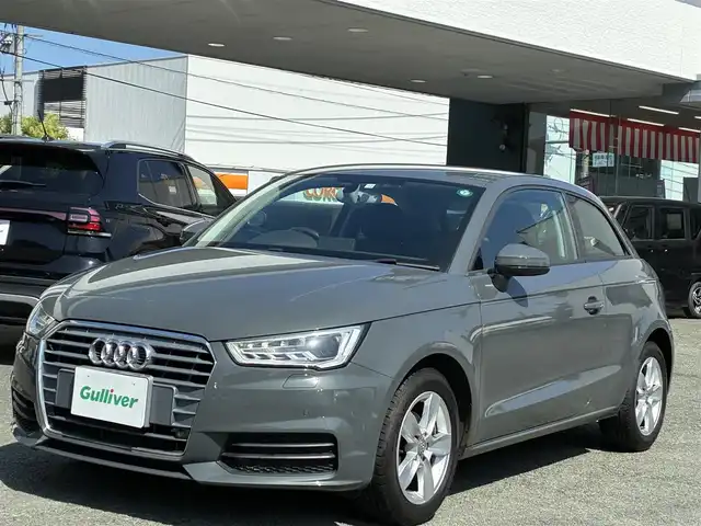 アウディ Ａ１ 1．0TFSI 熊本県 2016(平28)年 3.7万km ナノグレー/フロレットシルバーM 純正メーカーナビ/【フルセグTV/Bluetooth/CD/DVD】/コーナーセンサー/ウィンカーミラー/アイドリングストップ/オートLEDライト/純正15インチAW/ETC/革巻きステアリング/純正フロアマット/ABS/横滑り防止装置/盗難防止装置/保証書/取扱説明書/スペアキー
